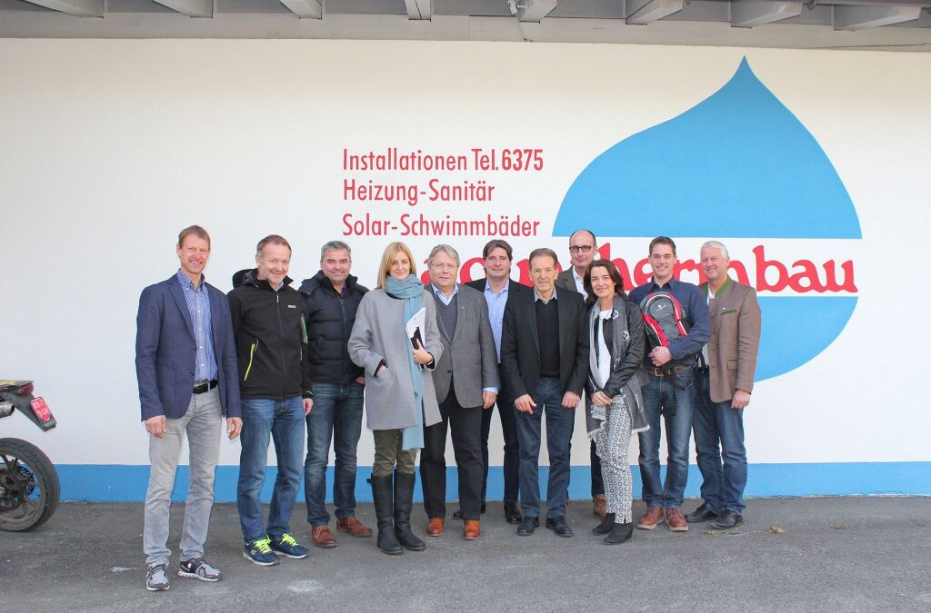 Der Landesobmann des Tiroler Wirtschaftsbundes mit Bezirksobmann auf Bezirkstour in Kitzbühel
