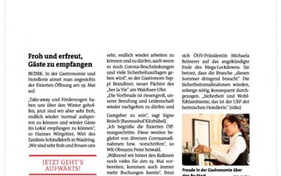 Froh und erfreut Gäste zu empfangen